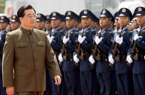 Hu Jintao reviews troops